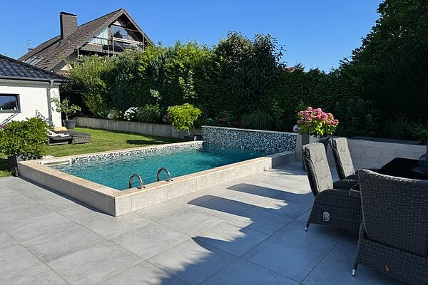 Pool und Terrasse